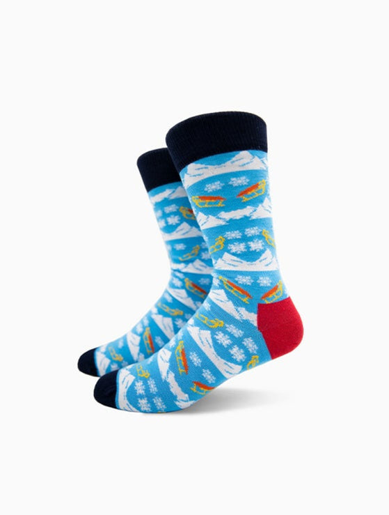 Wintersocken mit Schlitten-Motiv “Sleigh Pride” von We are Socks! Wintersocken, Schlitten-Motiv, Winterlandschaft-Motiv, Schneeflocken-Motiv, Hand gekämmte Biobaumwolle