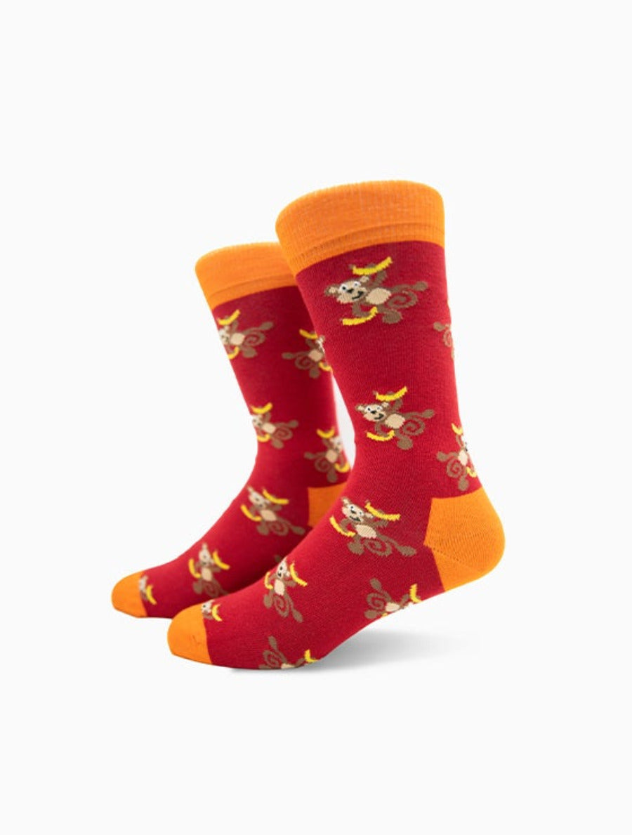 Rote Socken mit kleinen Affen die zwei Bananen in der Hand halten von We are Socks!