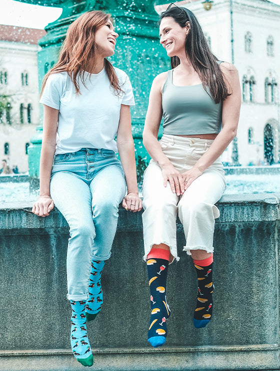 Wein-Socken “God In France” von We are Socks! ✓Socken mit den herrlichen französischen Köstlichkeiten als Motiv ✓Quiche-, Rotwein- und Baguette-Motiv - und das alle auf einer Socke! ✓Hand gekämmte Biobaumwolle ✓Bunte Socken ✓Design Socken ✓Good Mood Socken