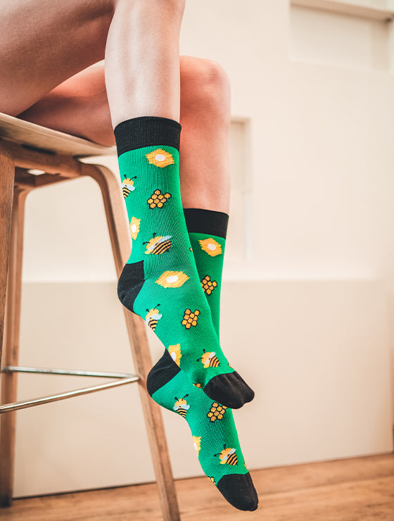 Grüne Socken mit Bienen-Motiv und Honigwaben “Bee Me” von We are Socks!