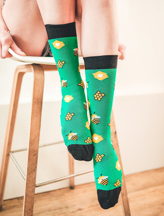 Grüne Bienen-Socken mit Bienen-Motiv und Honigwaben “Bee Me” von We are Socks!