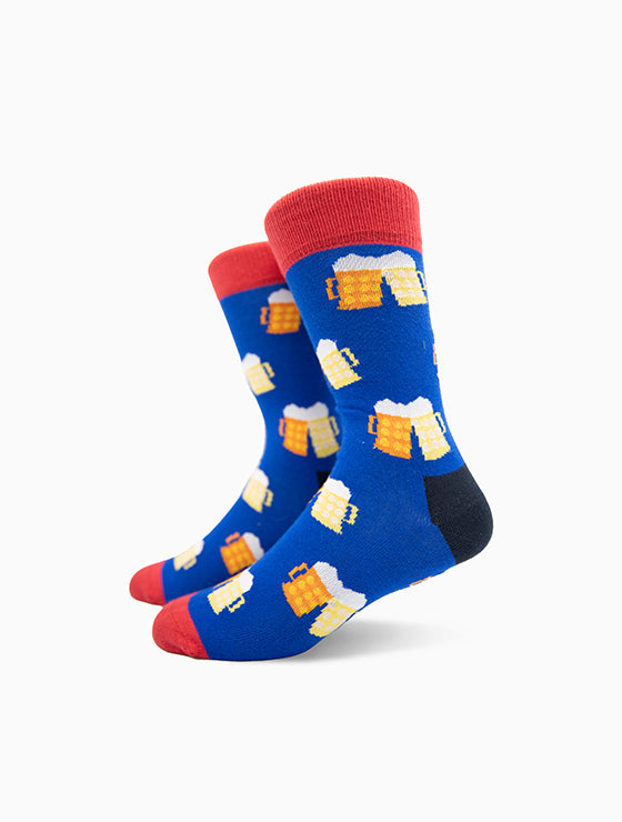 Bier-Socken mit Bier-Motiv “Cheers Beers” von We are Socks! ✓Lustige Socken mit typisch bayerischen Masskrügen! 