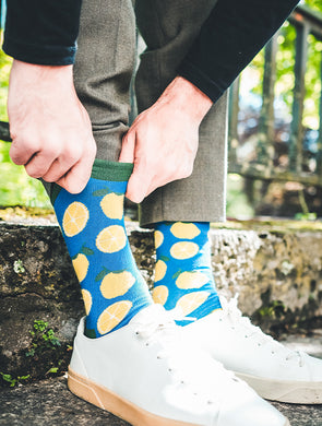 Lustige blaue Zitronen-Socken mit Zitronen-Motiv “Blue Lemon” von We are Socks!