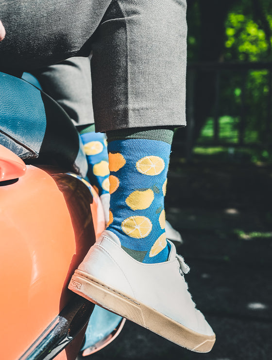 Lustige blaue Zitronen-Socken mit Zitronen-Motiv “Blue Lemon” von We are Socks!