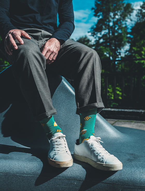 Grüne Bienen-Socken mit Bienen-Motiv und Honigwaben “Bee Me” von We are Socks!