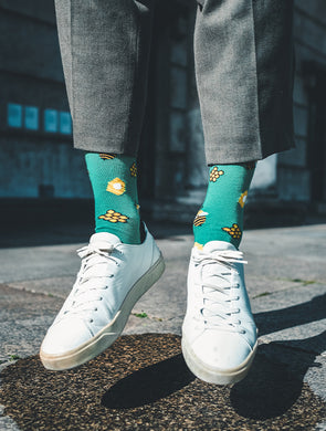 Grüne Bienen-Socken mit Bienen-Motiv und Honigwaben “Bee Me” von We are Socks!