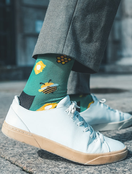 Grüne Socken mit Bienen-Motiv und Honigwaben “Bee Me” von We are Socks!