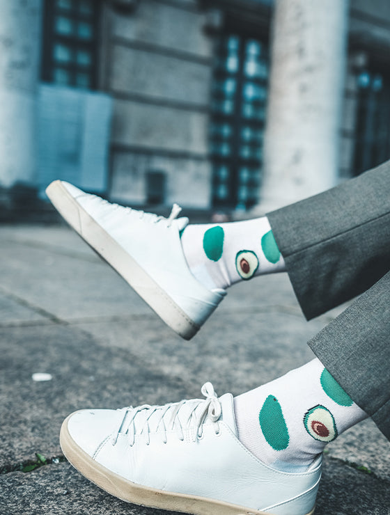 Lustige Socken mit Avocado-Motiv 🥑 “Avocado Striptease” von We are Socks!