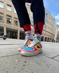 Lustige Socken mit französischem Motiv “LSD Paris” von We are Socks!  Socken in den französischen Nationalfarben Eiffelturm-Motiv Hand gekämmte Biobaumwolle Angenehmer Tragekomfort Gute-Laune-Drops in Sockenform