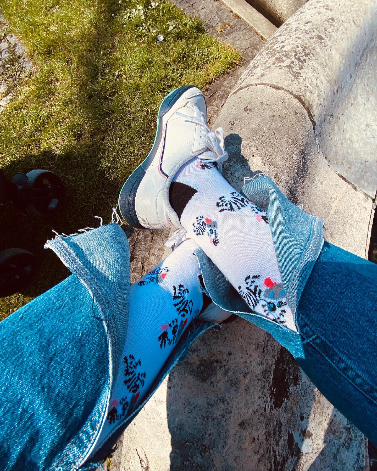 Weiße Socken “Baby Zebra” von We are Socks!  Hand gekämmte Biobaumwolle Angenehmener Tragekomfort Gute-Laune-Drops in Sockenform