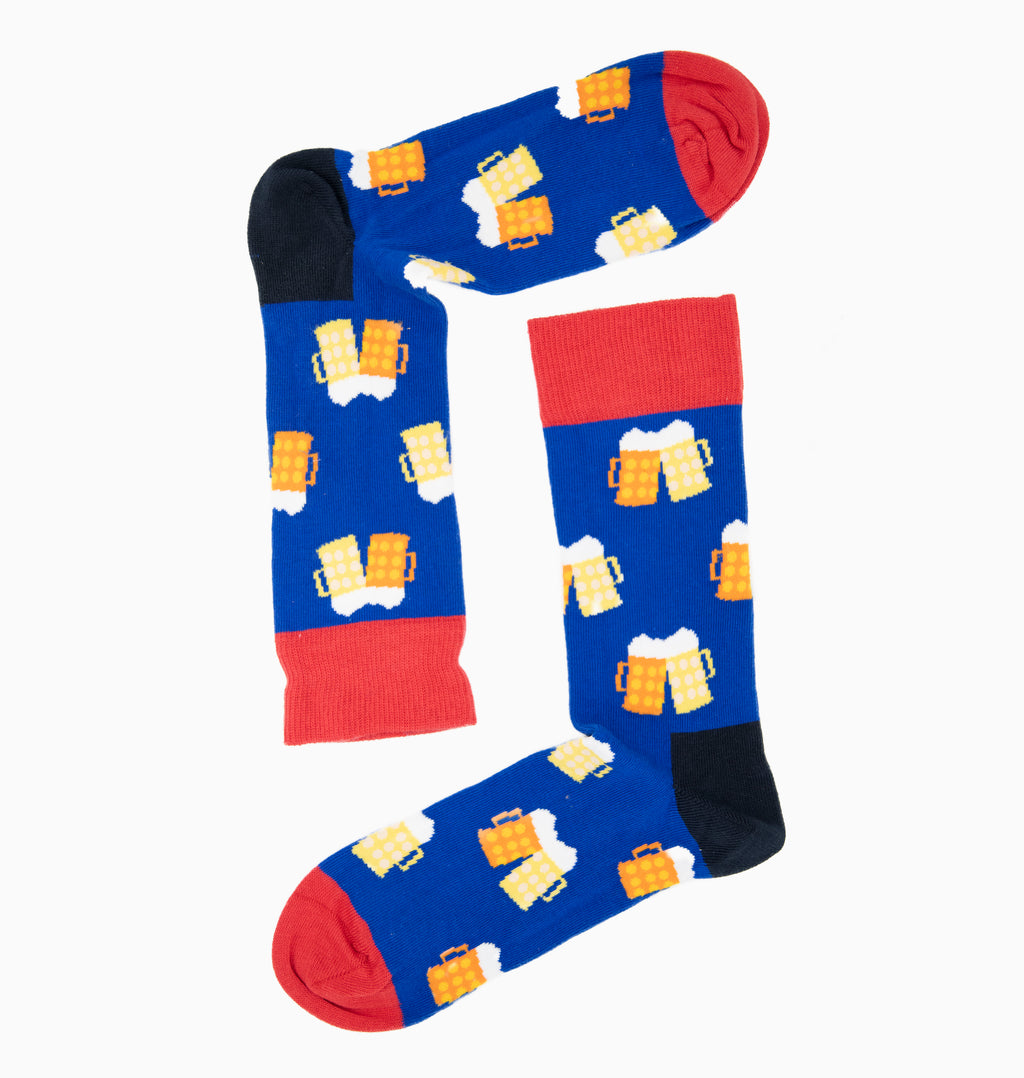 Bier-Socken mit Bier-Motiv “Cheers Beers” von We are Socks! ✓Lustige Socken mit typisch bayerischen Masskrügen! 