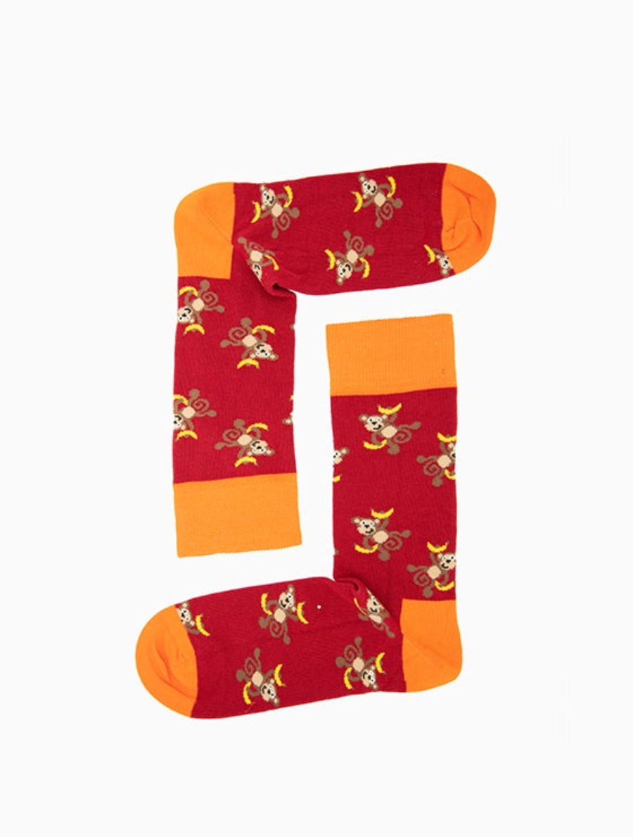 Rote Socken mit kleinen Affen die zwei Bananen in der Hand halten von We are Socks!