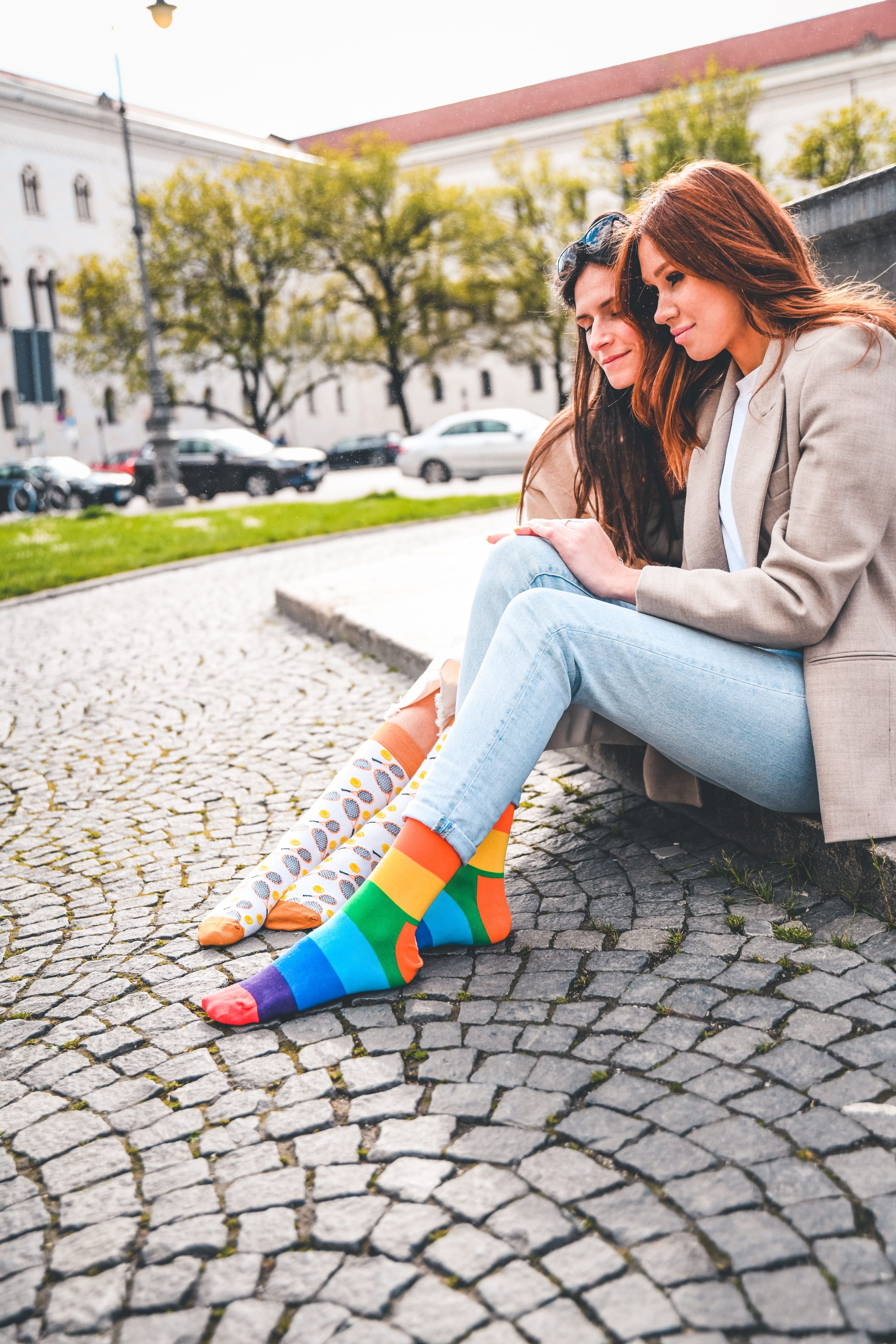 Regenbogen Socken, Gay Pride Socken mit Regenbogen-Motiv - LGBTQ Socken - Gay Socken - Homo Socken - Trans Socken - Queer Socken ✓Hand gekämmte Biobaumwolle ✓Angenehmer Tragekomfort