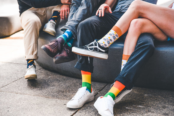 Regenbogen Socken, Gay Pride Socken mit Regenbogen-Motiv - LGBTQ Socken - Gay Socken - Homo Socken - Trans Socken - Queer Socken ✓Hand gekämmte Biobaumwolle ✓Angenehmer Tragekomfort