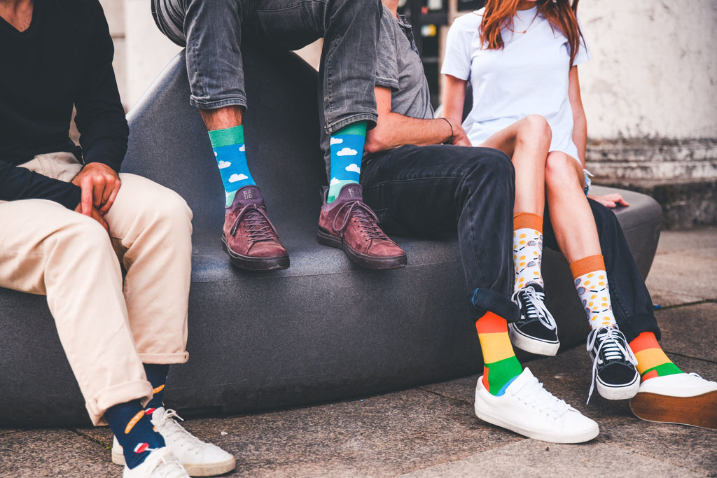 Wein-Socken “God In France” von We are Socks! ✓Socken mit den herrlichen französischen Köstlichkeiten als Motiv ✓Quiche-, Rotwein- und Baguette-Motiv - und das alle auf einer Socke! ✓Hand gekämmte Biobaumwolle ✓Bunte Socken ✓Design Socken ✓Good Mood Socken