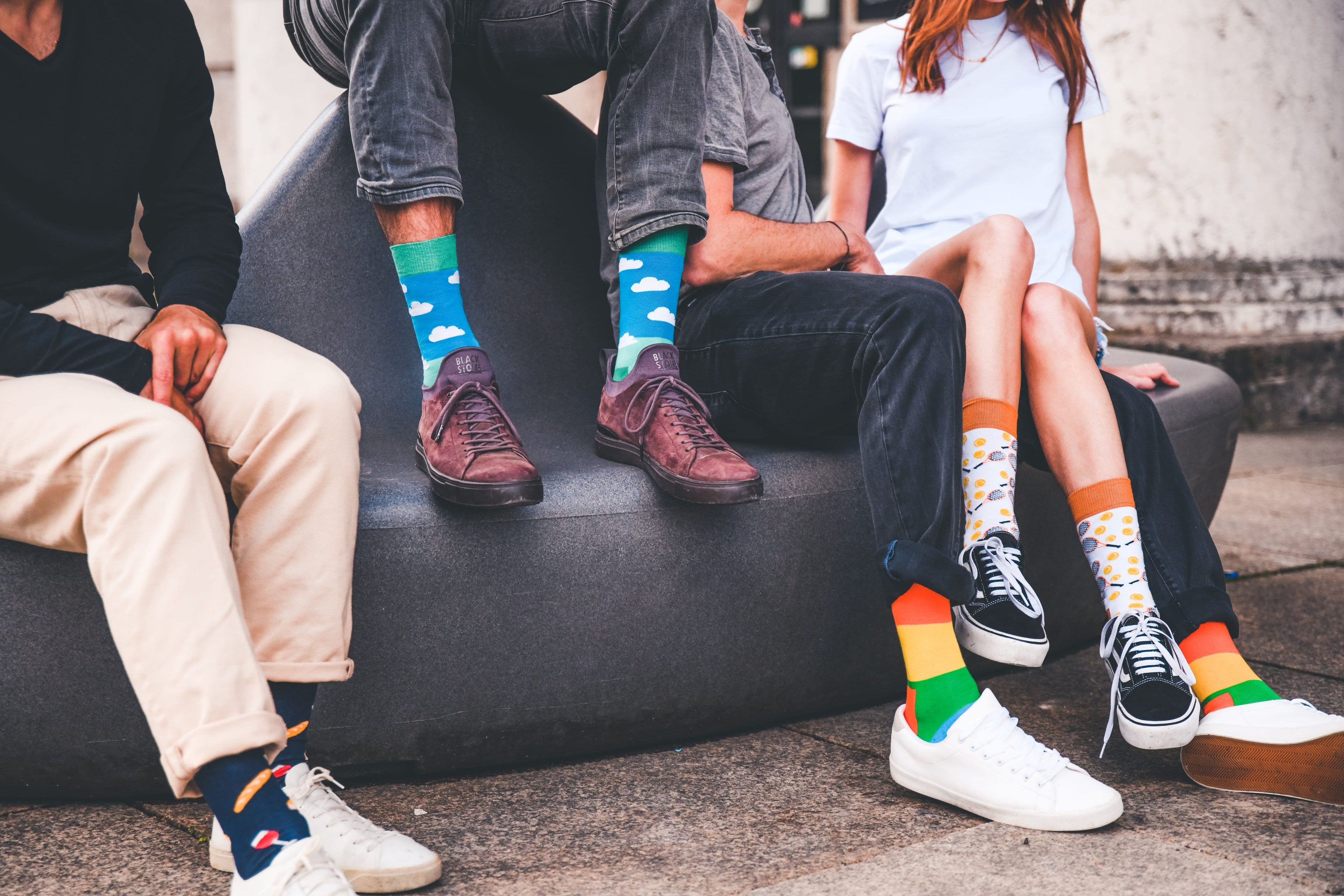 Wein-Socken “God In France” von We are Socks! ✓Socken mit den herrlichen französischen Köstlichkeiten als Motiv ✓Quiche-, Rotwein- und Baguette-Motiv - und das alle auf einer Socke! ✓Hand gekämmte Biobaumwolle ✓Bunte Socken ✓Design Socken ✓Good Mood Socken