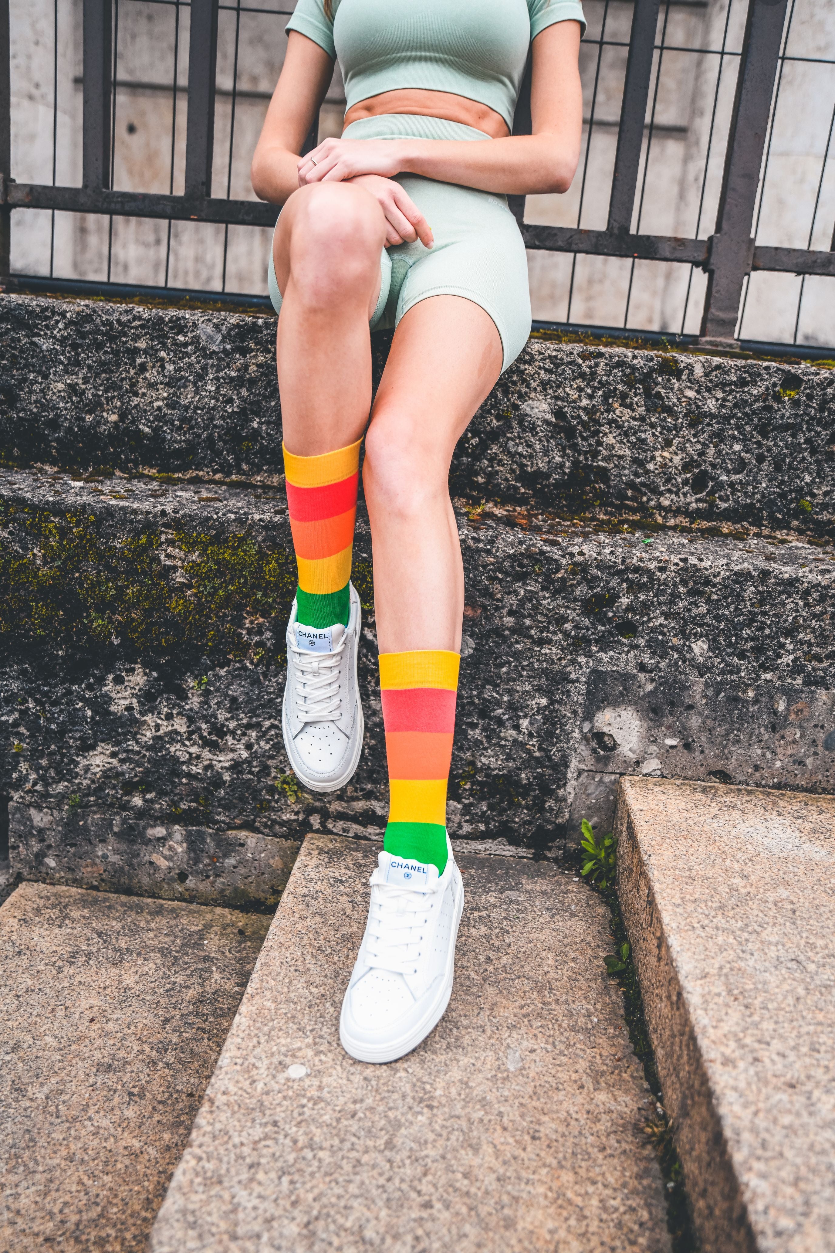 Regenbogen Socken, Gay Pride Socken mit Regenbogen-Motiv - LGBTQ Socken - Gay Socken - Homo Socken - Trans Socken - Queer Socken ✓Hand gekämmte Biobaumwolle ✓Angenehmer Tragekomfort