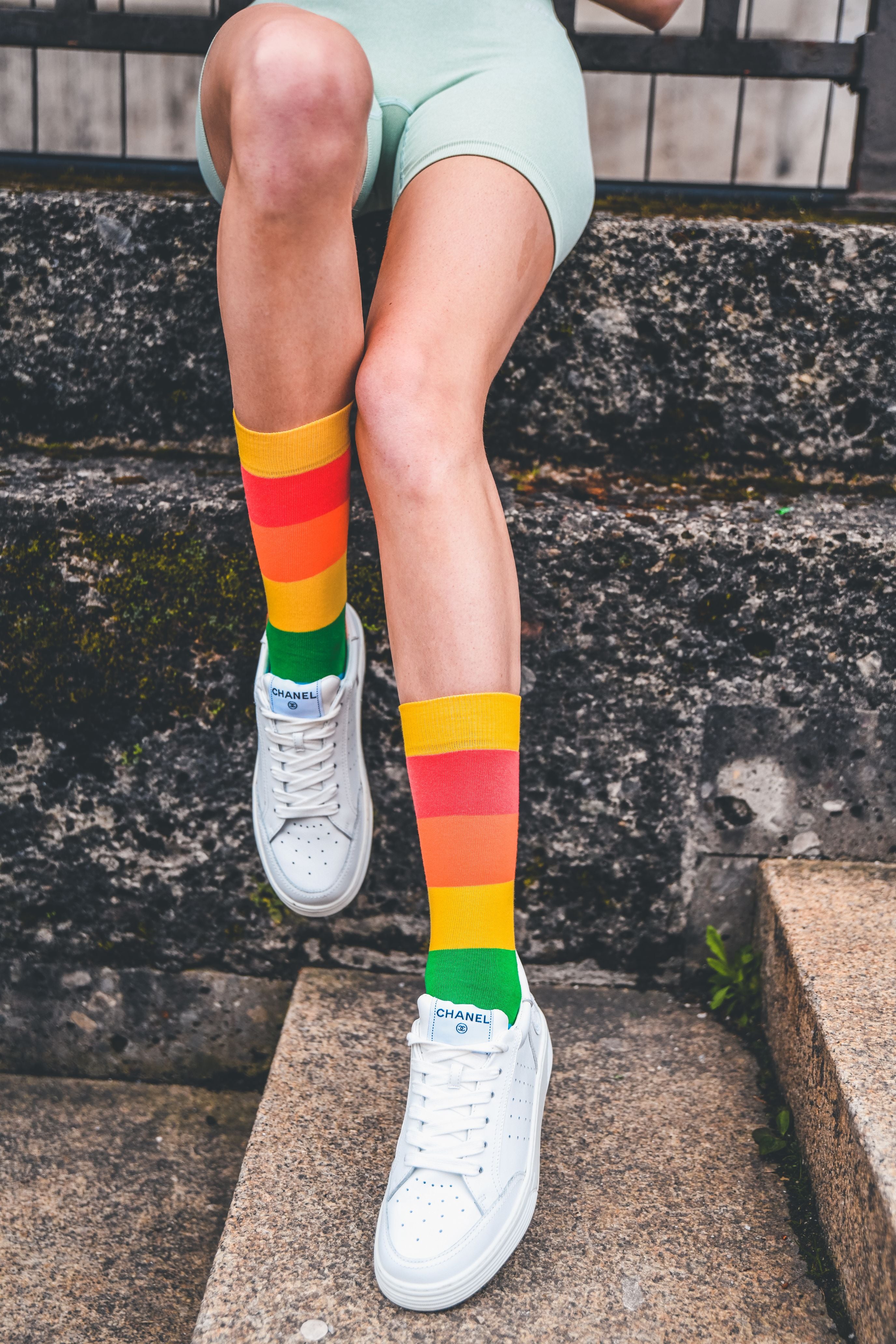 Regenbogen Socken, Gay Pride Socken mit Regenbogen-Motiv - LGBTQ Socken - Gay Socken - Homo Socken - Trans Socken - Queer Socken ✓Hand gekämmte Biobaumwolle ✓Angenehmer Tragekomfort