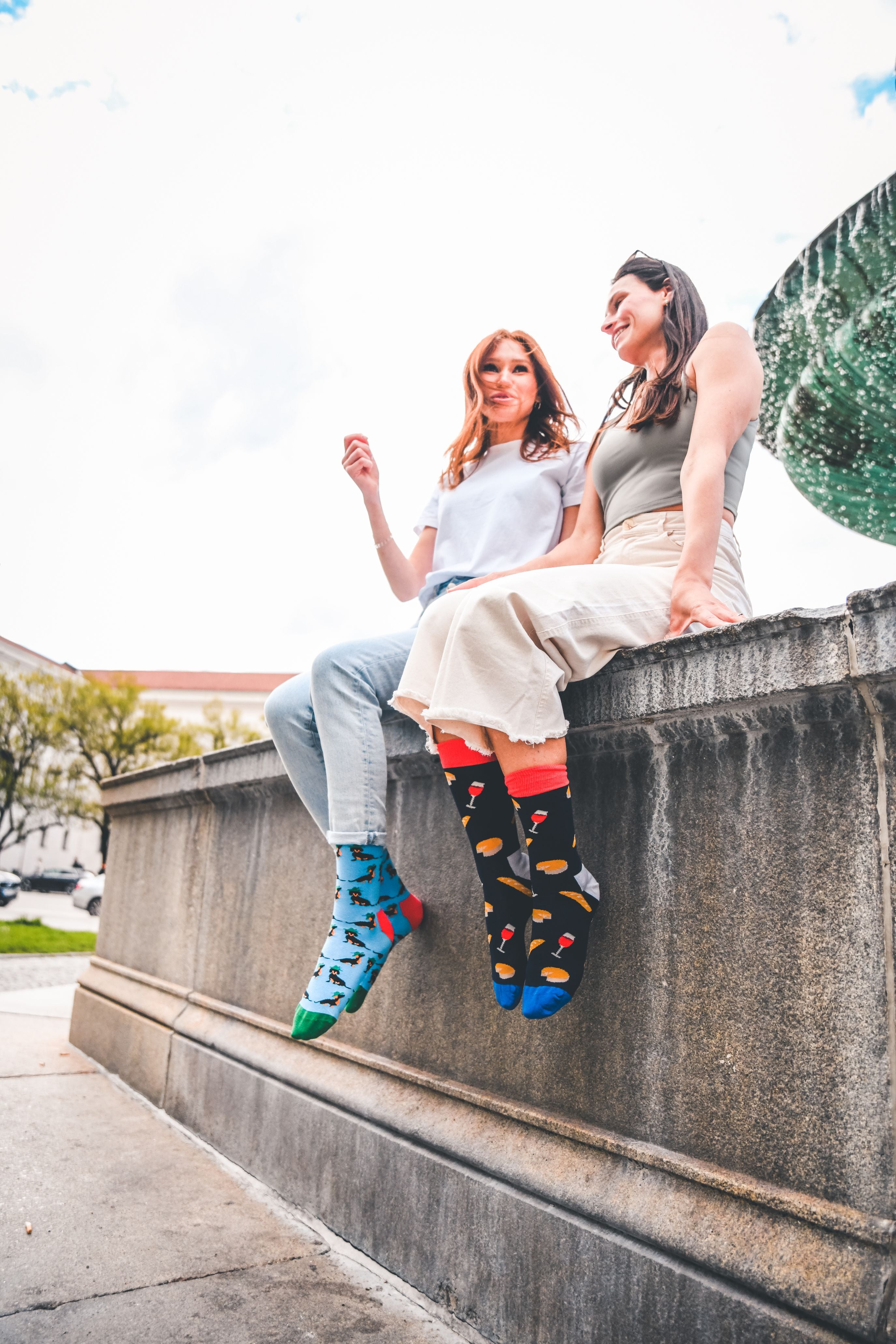 Wein-Socken “God In France” von We are Socks! ✓Socken mit den herrlichen französischen Köstlichkeiten als Motiv ✓Quiche-, Rotwein- und Baguette-Motiv - und das alle auf einer Socke! ✓Hand gekämmte Biobaumwolle ✓Bunte Socken ✓Design Socken ✓Good Mood Socken