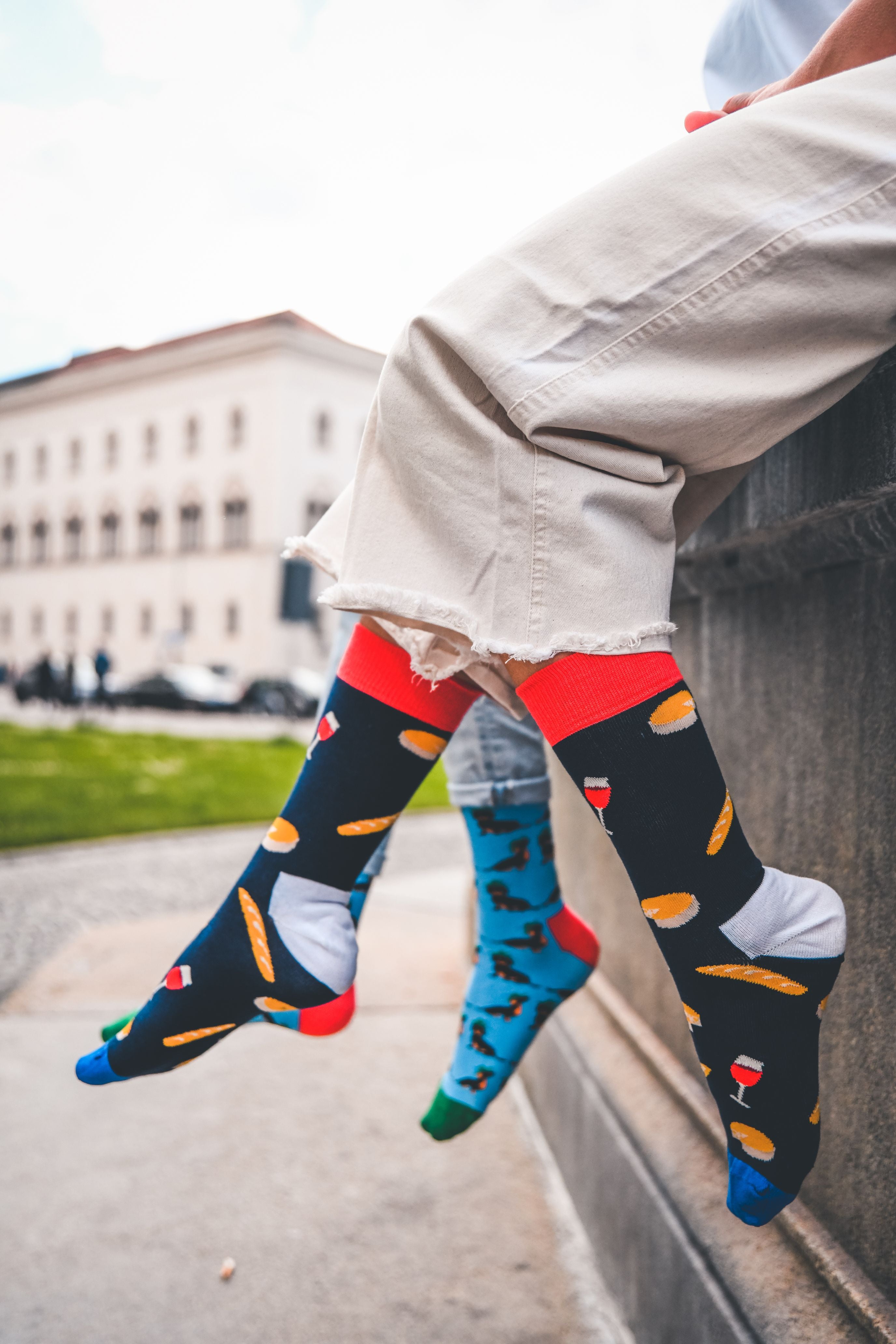 Wein-Socken “God In France” von We are Socks! ✓Socken mit den herrlichen französischen Köstlichkeiten als Motiv ✓Quiche-, Rotwein- und Baguette-Motiv - und das alle auf einer Socke! ✓Hand gekämmte Biobaumwolle ✓Bunte Socken ✓Design Socken ✓Good Mood Socken