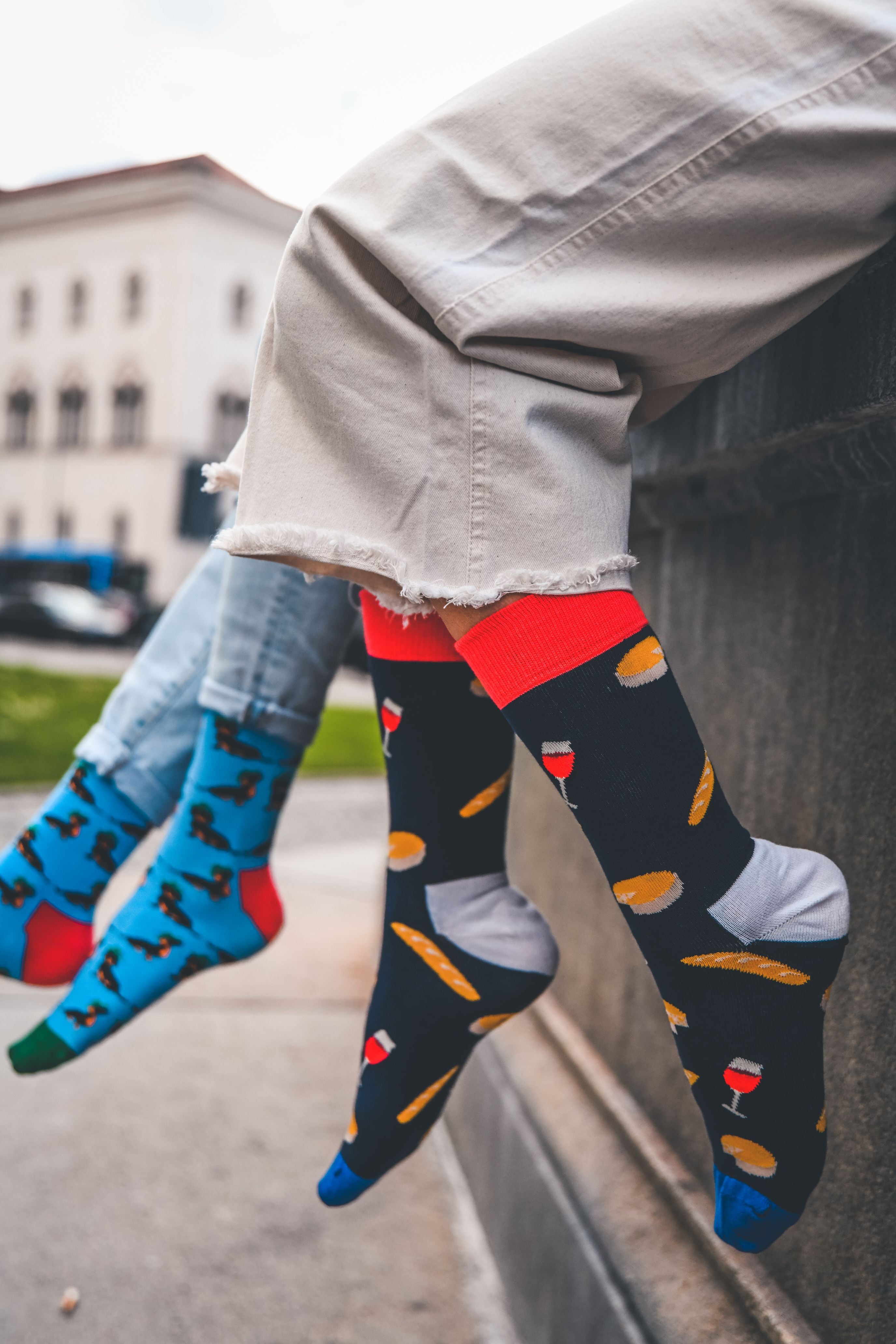 Wein-Socken “God In France” von We are Socks! ✓Socken mit den herrlichen französischen Köstlichkeiten als Motiv ✓Quiche-, Rotwein- und Baguette-Motiv - und das alle auf einer Socke! ✓Hand gekämmte Biobaumwolle ✓Bunte Socken ✓Design Socken ✓Good Mood Socken