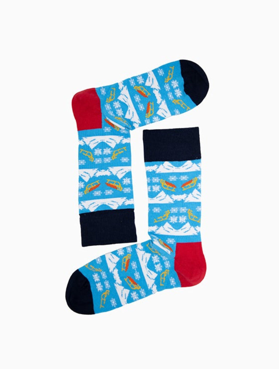 Wintersocken mit Schlitten-Motiv “Sleigh Pride” von We are Socks! Wintersocken, Schlitten-Motiv, Winterlandschaft-Motiv, Schneeflocken-Motiv, Hand gekämmte Biobaumwolle
