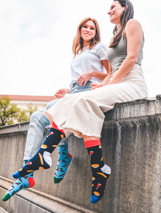Wein-Socken “God In France” von We are Socks! ✓Socken mit den herrlichen französischen Köstlichkeiten als Motiv ✓Quiche-, Rotwein- und Baguette-Motiv - und das alle auf einer Socke! ✓Hand gekämmte Biobaumwolle ✓Bunte Socken ✓Design Socken ✓Good Mood Socken