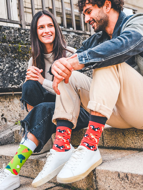 Rote Eichhörnchen-Socken mit Eichhörnchen-Motiv “Cheeky Chipmonk” von We are Socks!