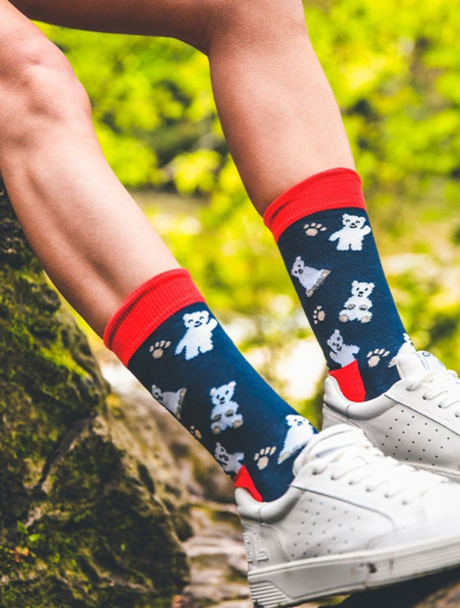 Eisbär-Socken mit Baby-Eisbär-Motiv “Knut in Heaven” von We are Socks! ✓Socken mit Eisbär ✓Hand gekämmte Biobaumwolle ✓Angenehmer Tragekomfort