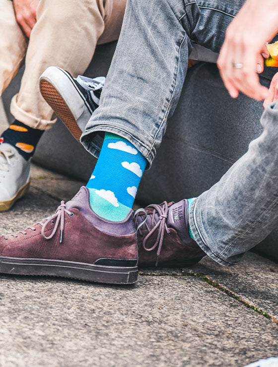 Türkise Wolken-Socken mit Wolken-Motiv “Dreamy Clouds” von We are Socks!