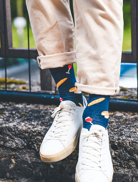 Wein-Socken “God In France” von We are Socks! ✓Socken mit den herrlichen französischen Köstlichkeiten als Motiv ✓Quiche-, Rotwein- und Baguette-Motiv - und das alle auf einer Socke! ✓Hand gekämmte Biobaumwolle ✓Bunte Socken ✓Design Socken ✓Good Mood Socken